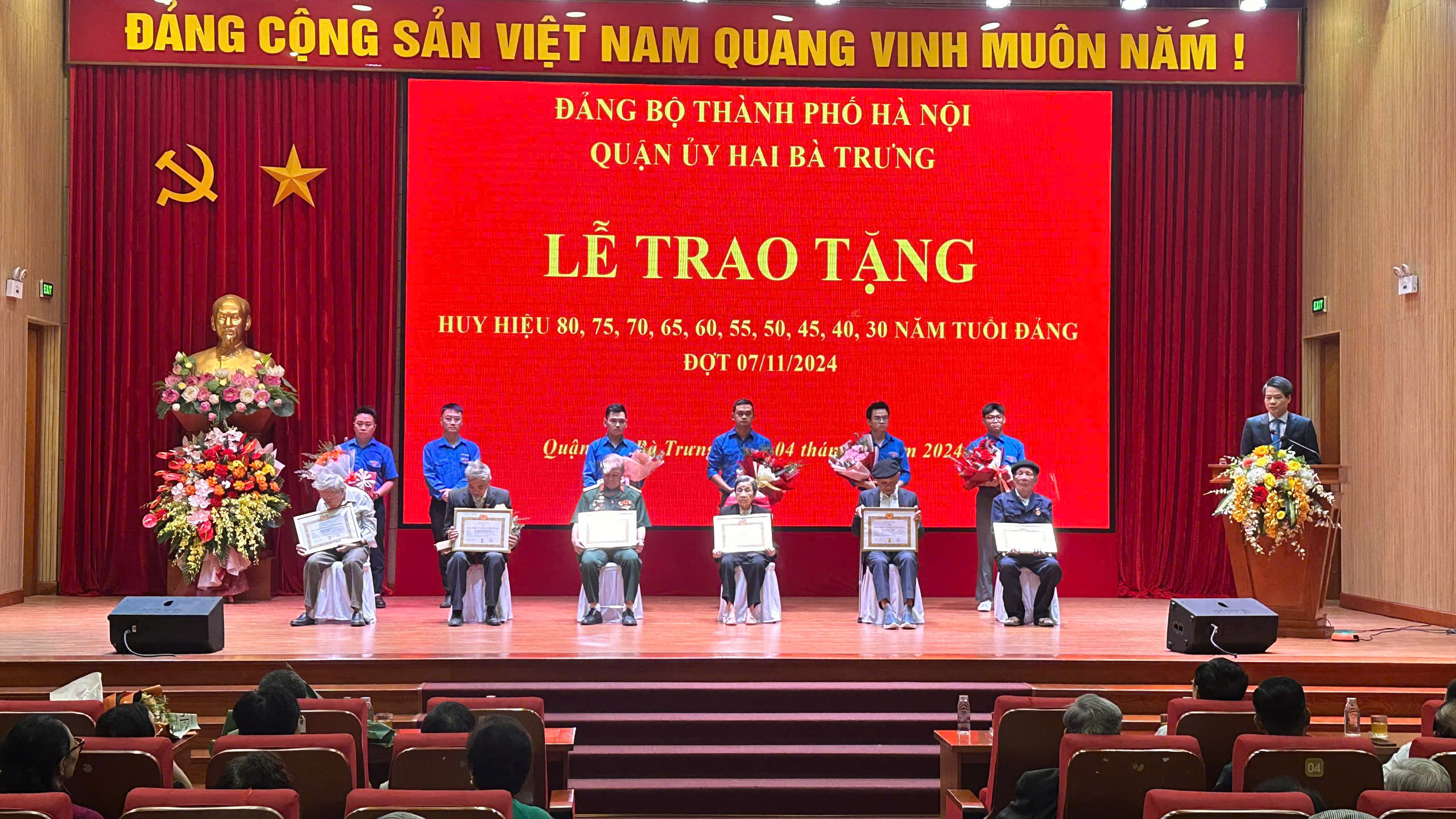 Quận ủy Hai Bà Trưng long trọng tổ chức Lễ trao tặng Huy hiệu Đảng đợt 07/11/2024